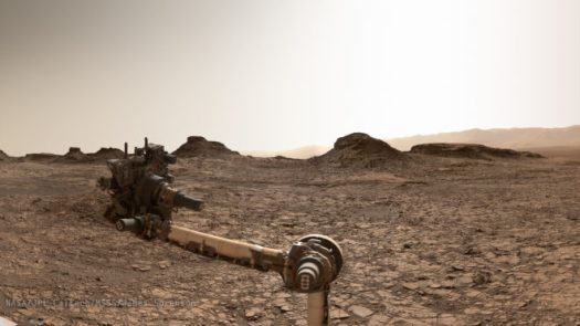 Curiosity arm at Murray buttes, in the Murray formation. The endless acres of mudstone are visible. (NASA/JPL-Malin & Edgett)