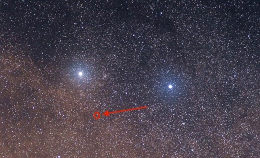 Alpha and Beta Centauri are the bright stars; Proxima Centauri is the small, faint one circles in red.